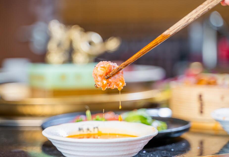 重庆人吃火锅为什么只爱用香油和蒜泥？